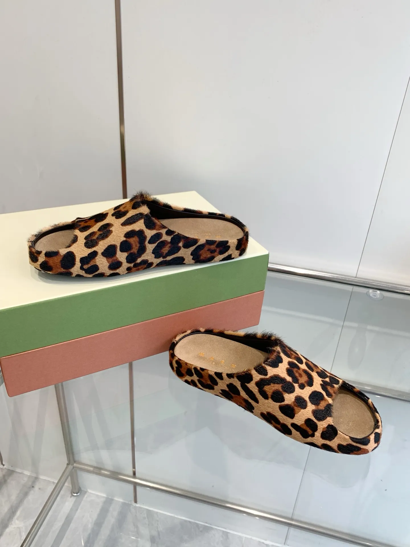 👟👟Ex-factory price 480👟👟 Men's size +10 Marni's new 🍌Banana slippers with mark thread hand-sewn LOGO, high-end style and cute footbed, MARNI's banana slippers are simply a fashion favorite to wear outside the home. You no longer have to worry about odor and foot sweat. Fabric: high mercerized cowhide suede. Lining: imported sheepskin lining. Foot pads: high mercerized cowhide suede. Outsole: Original molded rubber anti-slip outsole Female: 36-40 Male 40-46